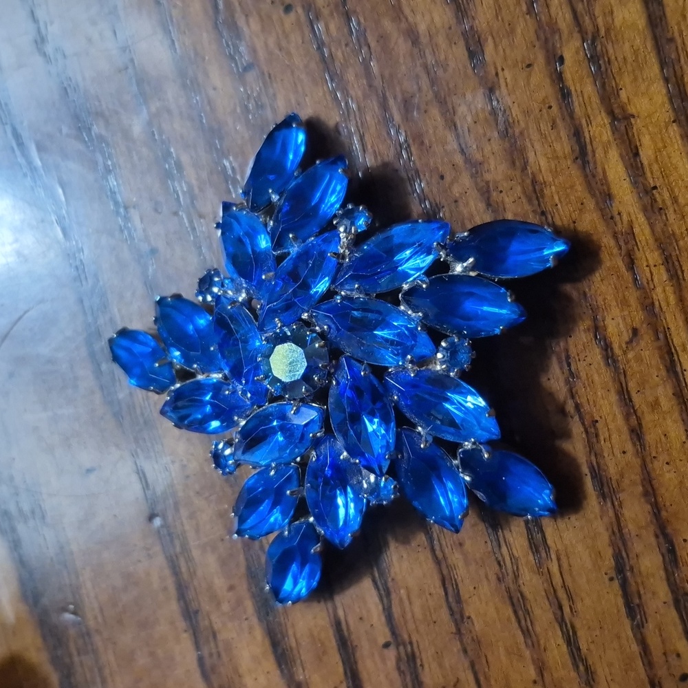 Vintage Blue Juliana Style Rhinestone Brooch Prong Set Flower Snowflake Star - Picture 3 of 5